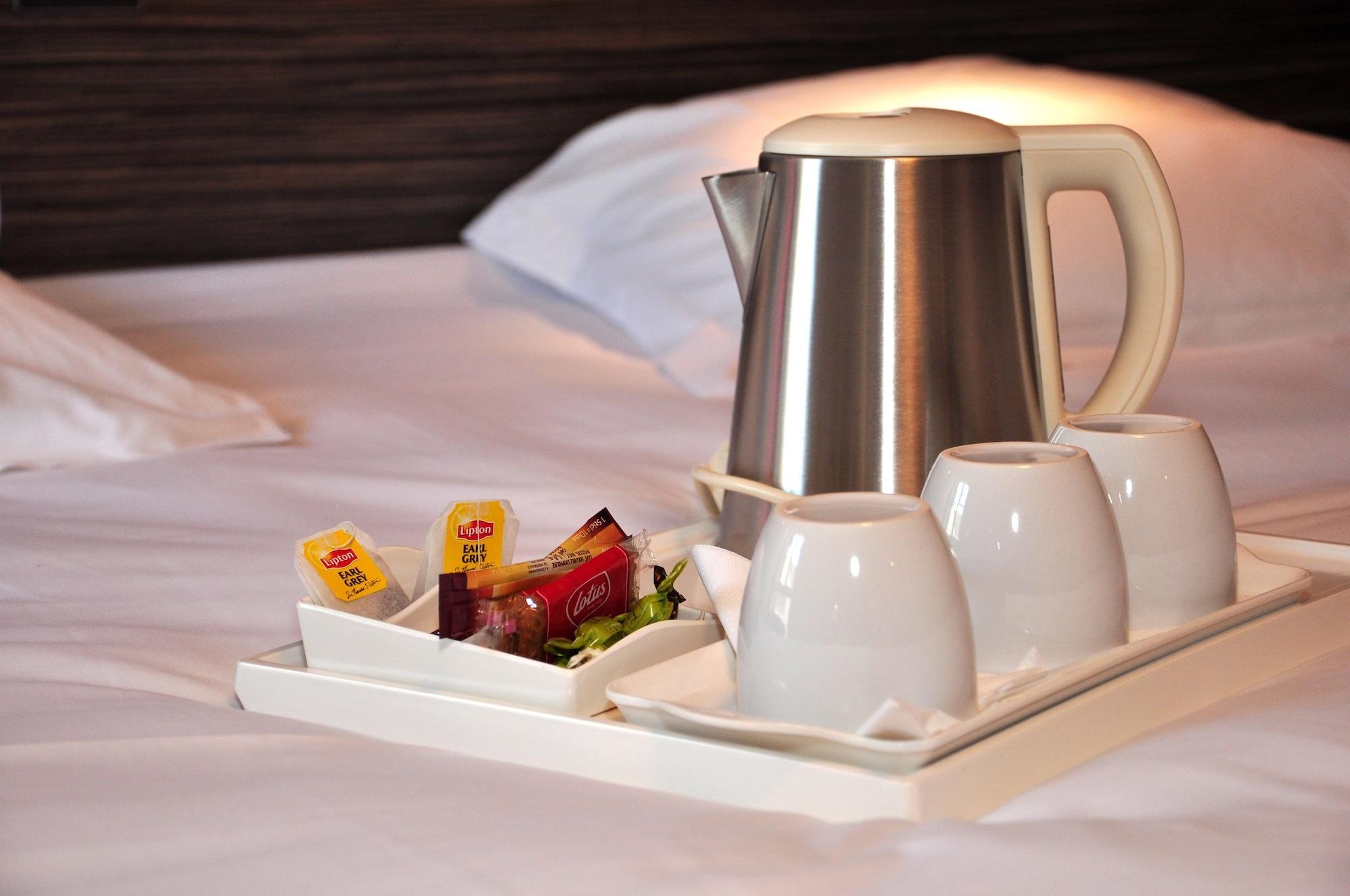 Logis Hotel A La Bonne Auberge 라발 외부 사진