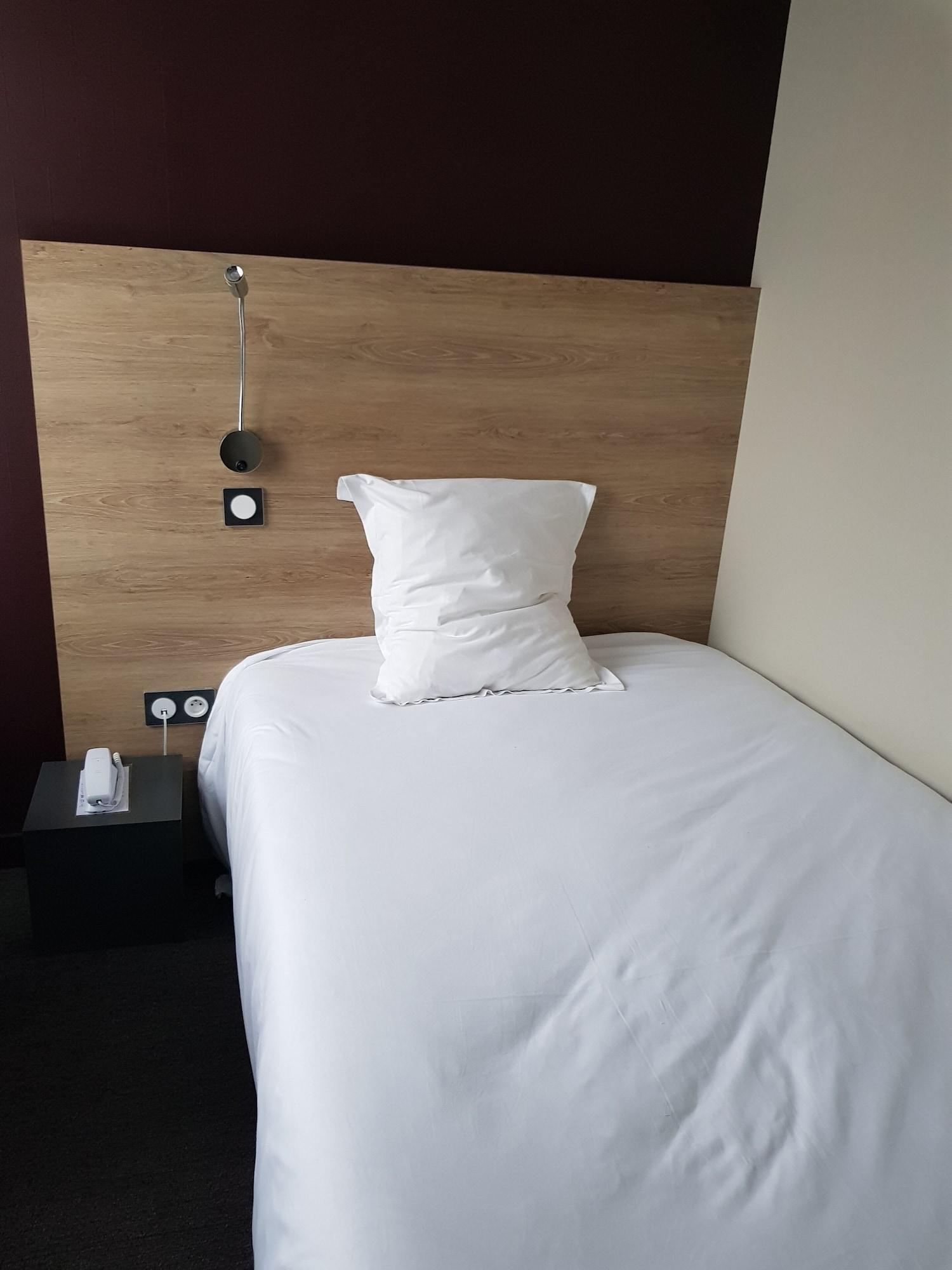 Logis Hotel A La Bonne Auberge 라발 외부 사진