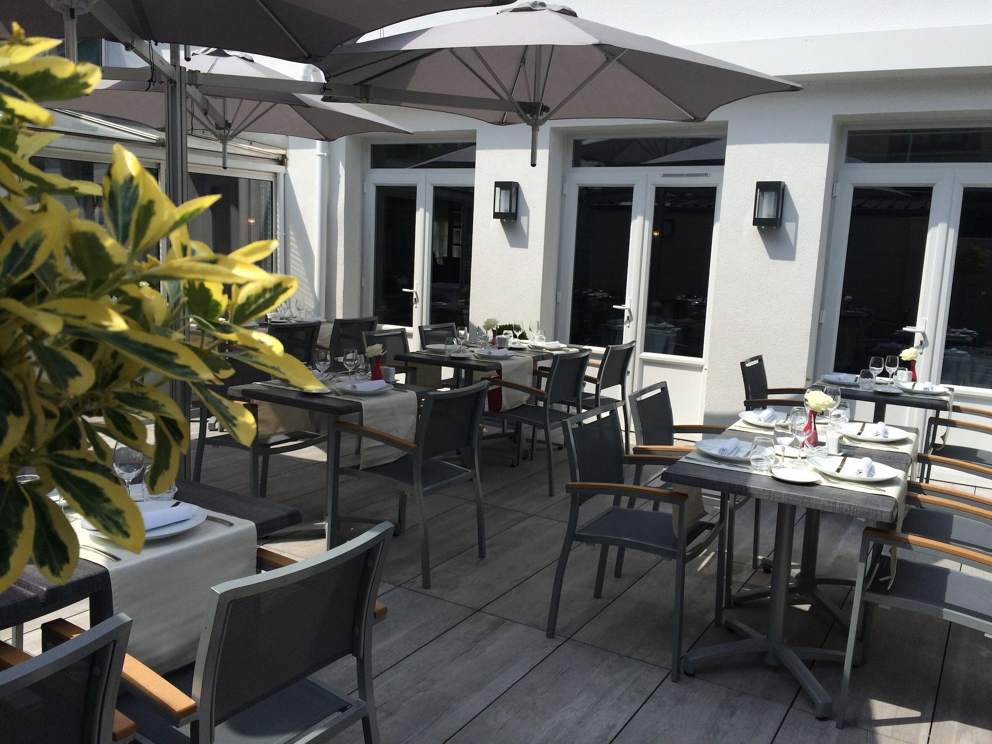 Logis Hotel A La Bonne Auberge 라발 외부 사진