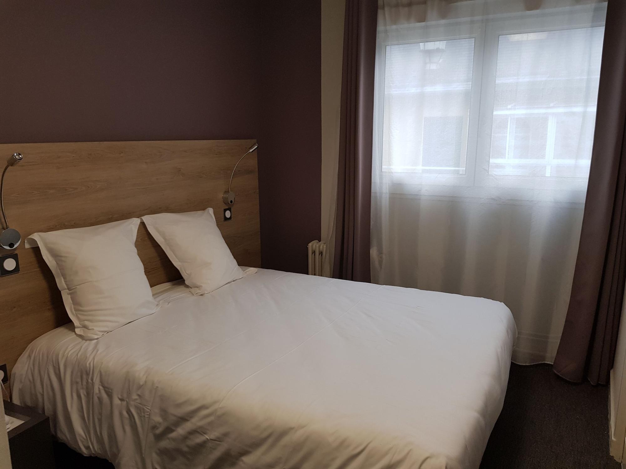 Logis Hotel A La Bonne Auberge 라발 외부 사진