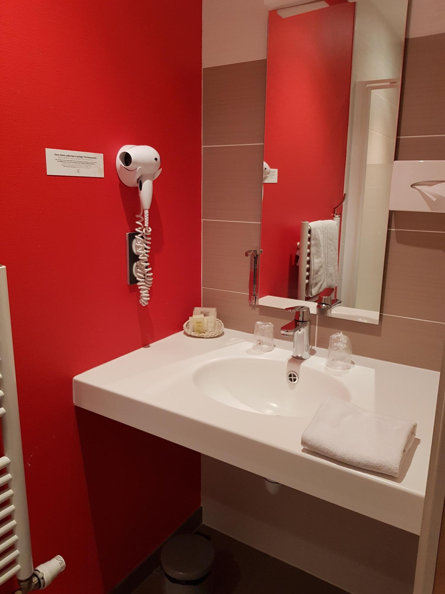 Logis Hotel A La Bonne Auberge 라발 외부 사진