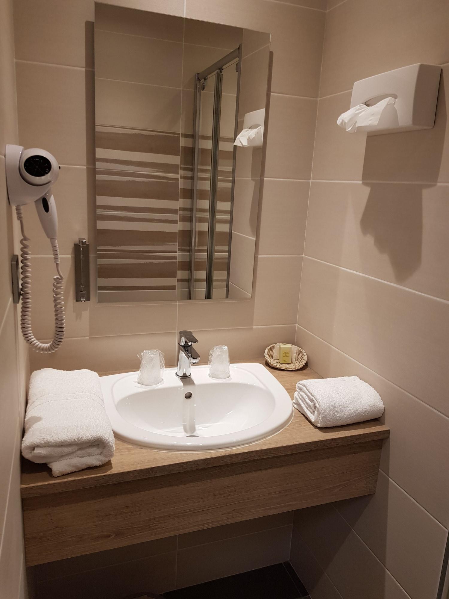 Logis Hotel A La Bonne Auberge 라발 외부 사진
