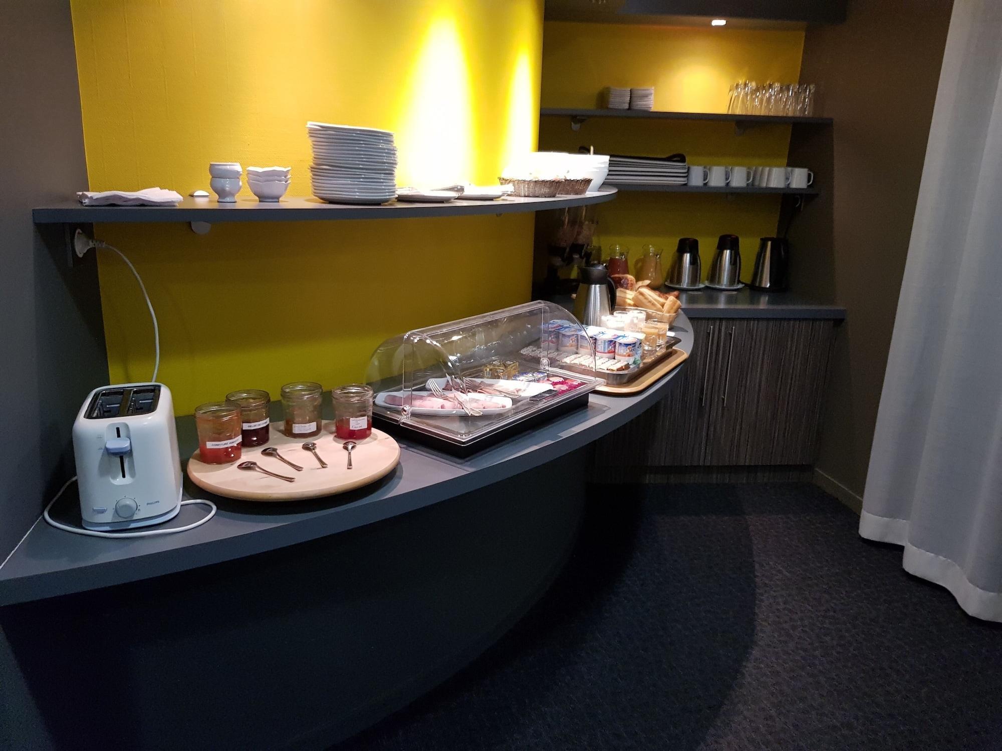 Logis Hotel A La Bonne Auberge 라발 외부 사진