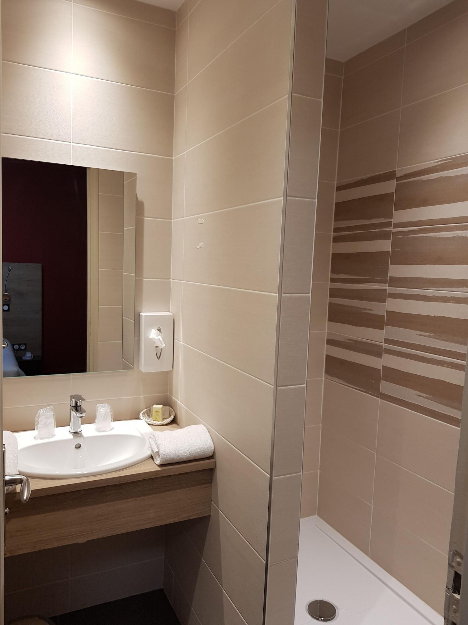 Logis Hotel A La Bonne Auberge 라발 외부 사진